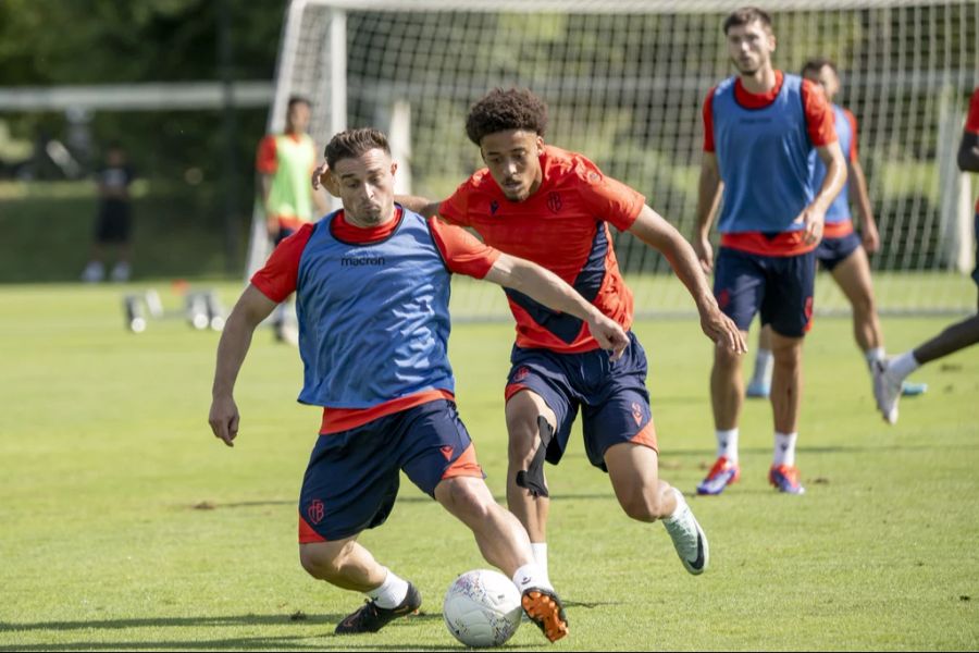 Das gilt auch für Marvin Akahomen (hier im Training gegen Xherdan Shaqiri).