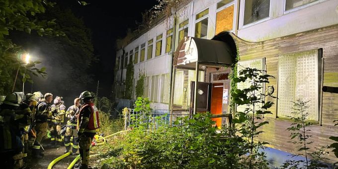 Einsatzkräfte der Feuerwehr haben eine Gruppe Jugendliche aus einem alten Schwimmbad in Essen-Kray gerettet. Einsatzkräfte der Feuerwehr haben eine Gruppe Jugendliche aus einem alten Schwimmbad in Essen-Kray gerettet.
