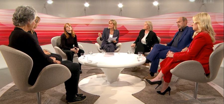 «Club»-Moderatorin Barbara Lüthi (M.) mit Elisabeth Schneider-Schneiter, Nationalrätin Mitte/BL; Mirjam Hostetmann, Präsidentin Juso Schweiz; Camille Lothe, Redaktorin «Nebelspalter»; Barbara Schwede, Kommunikationsexpertin; Simone Curau-Aepli, Präsidentin des Schweizerischen Katholischen Frauenbundes; und Urs Leuthard, Leiter SRF-Bundeshausredaktion.