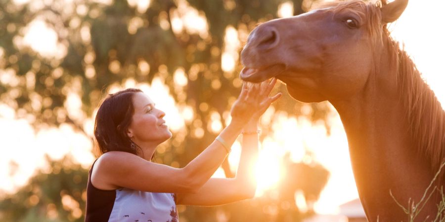 Frau mit Pferd