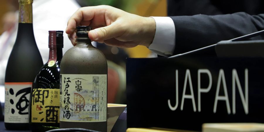 Japanischer Sake auf dem Tisch der japanischen Delegation während der Unesco-Welterbekonferenz in Asunción.