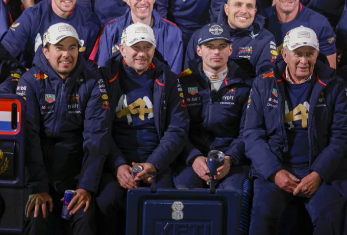 Helmut Marko, Max Verstappen, Teamchef Christian Horner und Sérgio Pérez (vrnl) feiern den vierten WM-Titel von Max Verstappen. Max Verstappen
