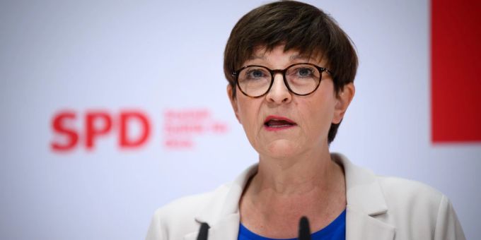 Saskia Esken zweifelt an der Tauglichkeit von Merz als Kanzlerkandidat. merz esken