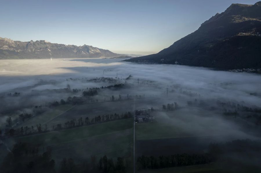 Derzeit liegt das Flachland unter einer Nebelsuppe. (Archivbild)