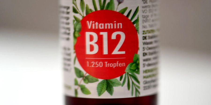 Vitamin B12 ist wichtig für das Nervensystem, doch Medikamente wie Metformin und Säureblocker können die Aufnahme beeinträchtigen.