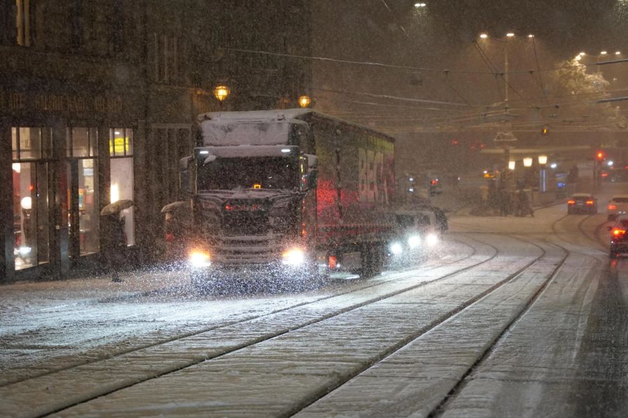 Auf der Rämistrasse kommt ein LKW nicht mehr weiter.