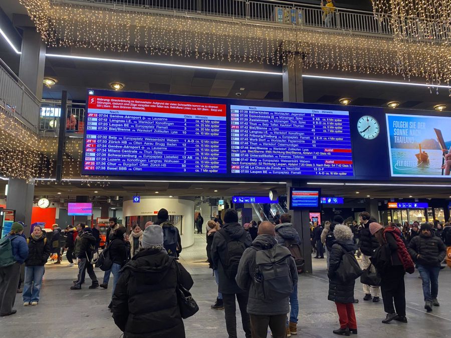 Viele ratlose Pendlerinnen und Pendler warten am Bahnhof Bern.