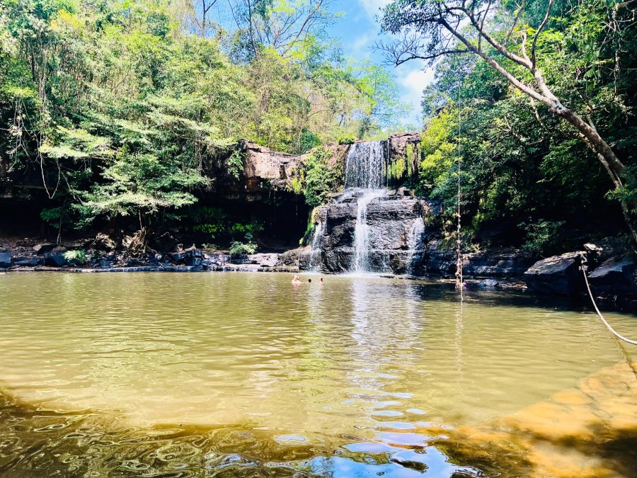 Wasserfall mit Pool.