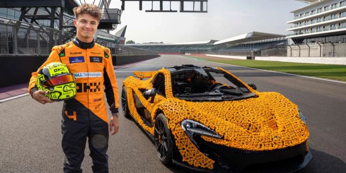 Lando Norris mit dem Lego McLaren. Lando Norris mit dem Lego McLaren.