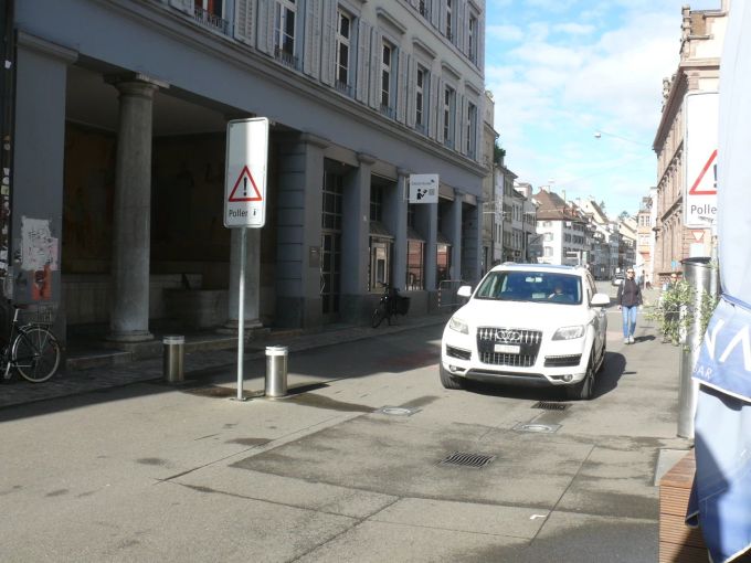 Spalenberg: Ab 11 Uhr senken sich die Poller nur auf Anmeldung. basel onlinereports