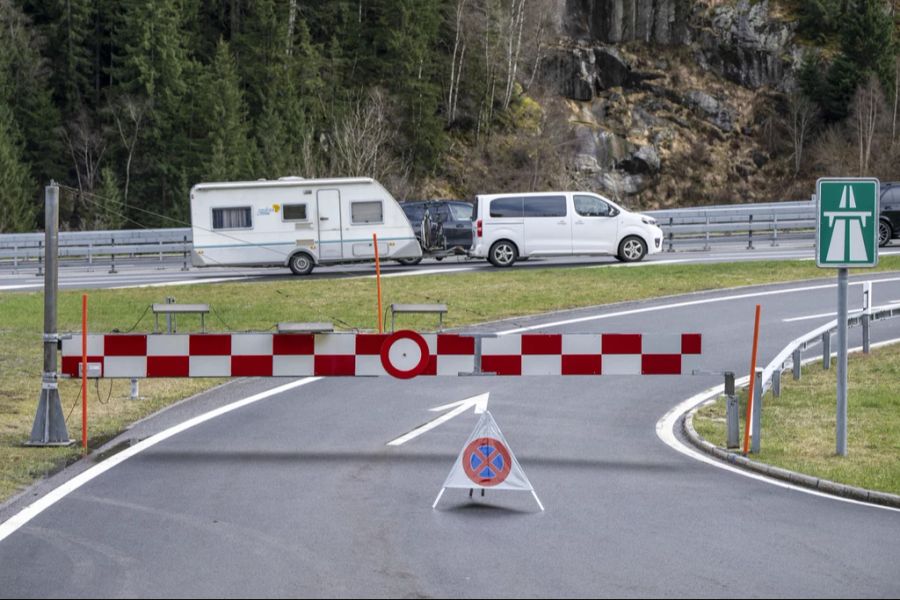 Obwohl einige Autobahneinfahrten bei Stau gesperrt sind, kommt es zu immer mehr Ausweichverkehr durch die Dörfer.