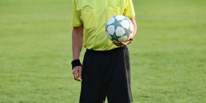 In Bellach ist es zu einem Angriff auf einen Schiri gekommen. (Symbolbild) Fussball