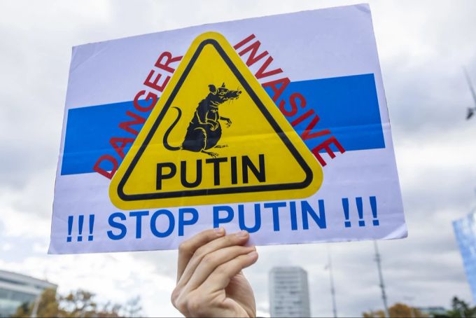 Immer wieder gehen Menschen auf die Strassen und bekunden ihre Solidarität mit der Ukraine im Krieg mit Russland. krieg