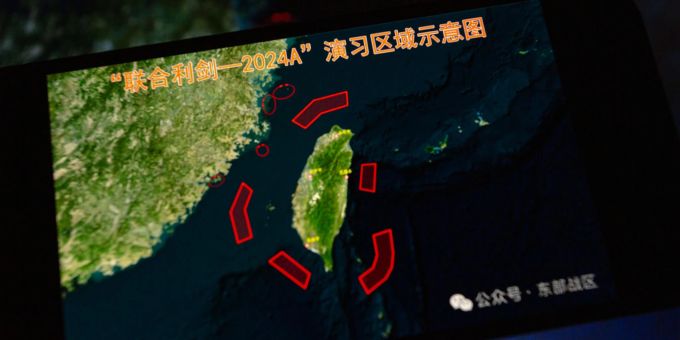 Auf einem Smartphone wird im Mai eine Karte mit Standorten der Militärübungen rund um Taiwan angezeigt. Wie damals finden auch jetzt wieder Übungen rund um die Inselrepublik statt. Auf einem Smartphone wird im Mai eine Karte mit Standorten der Militärübungen rund um Taiwan angezeigt. Wie damals finden auch jetzt wieder Übungen rund um die Inselrepublik statt.