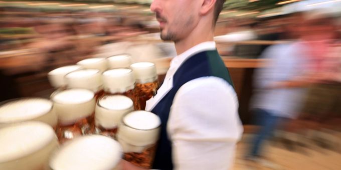 Kellnerin packt aus - So viel verdient Service-Personal am Oktoberfest