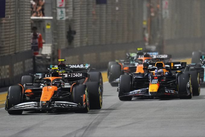Lando Norris (McLaren) hatte Max Verstappen (Red Bull) in Singapur locker im Griff. McLaren Red Bull Singapur