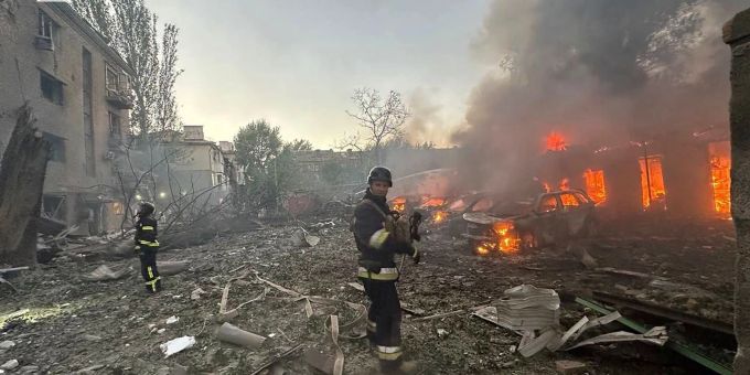 Russland greift weiterhin zivile Ziele in der Ukraine an. ---/Ukrainian Emergency Service/AP/dpa Ukraine-Krieg - Saporischschja