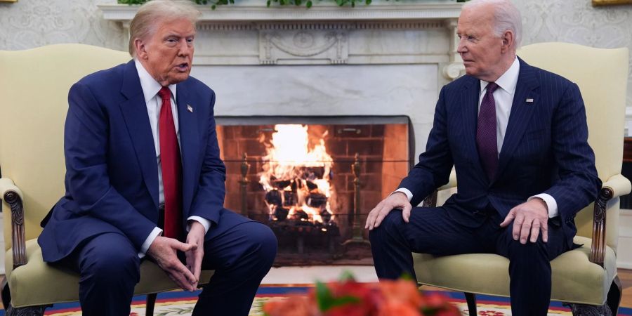 Biden und Trump im Oval Office.