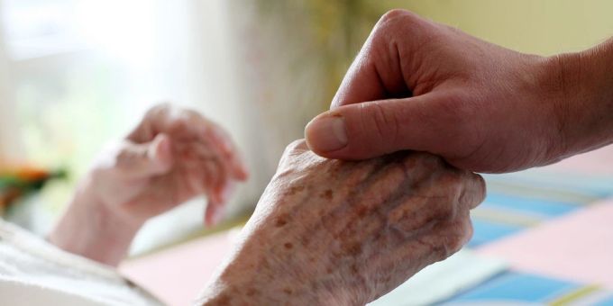 Wer Angehörige pflegt und dafür entlohnt werden möchte, muss sich bei einer Spitex-Organisation anstellen lassen. (Archivbild) Falscher Spitex-Mitarbeiter