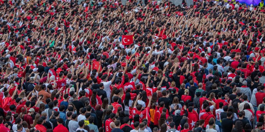 Gegen einen Mann ist Anklage wegen versuchten Mordes erhoben worden, weil er Menschen mit türkischen Fan-Utensilien mit einem Messer verletzt haben soll. (Archivfoto)