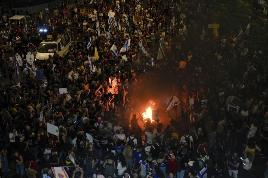 Israelis entzünden ein Feuer während der Massenproteste.