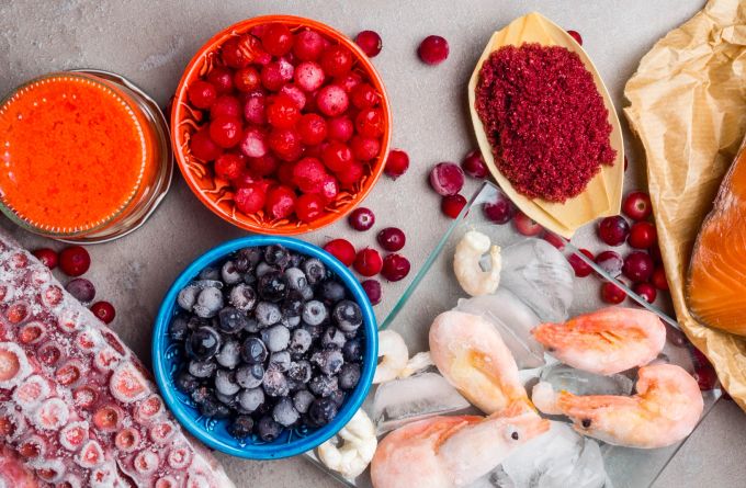 Cholin kommt in verschiedenen Lebensmitteln vor, darunter Fisch, Beeren und Fleisch. Meeresfrüchte, Heidelbeeren
