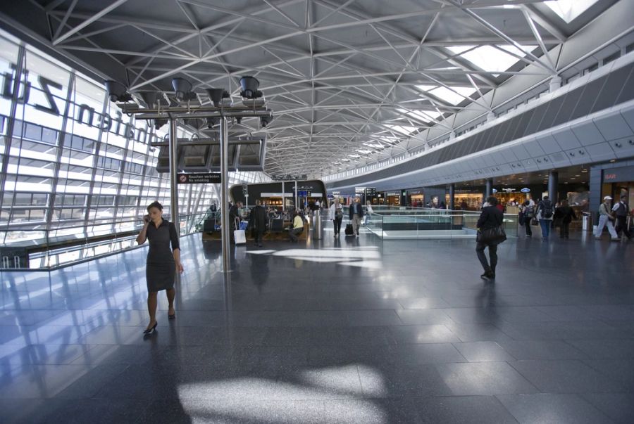 Die Läden begründen ihre hohen Preise für Wasser mit den hohen Betriebskosten am Flughafen Zürich. (Symbolbild)