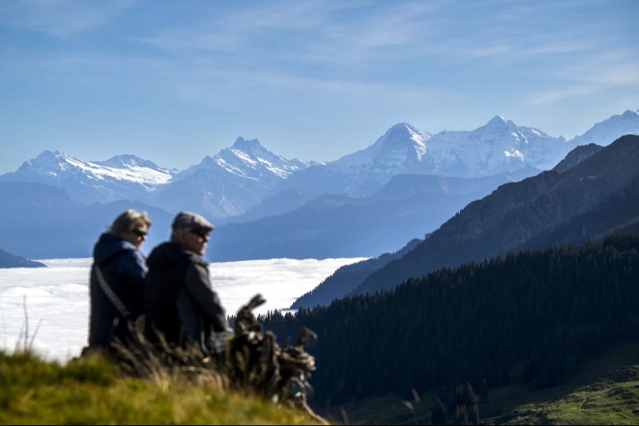 In den Bergen und dort, wo sich der Nebel auflöst, scheint die Sonne.