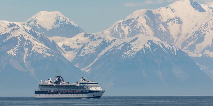 Grosses Kreuzfahrtschiff kreuzt auf dem Wasser vor dem Hubbardgletscher in Alaska.