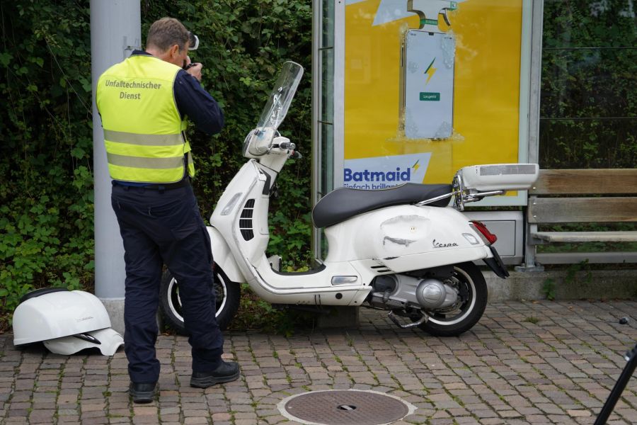 Am Donnerstagmorgen kollidierten auf der Regensdorferstrasse in Zürich Höngg ein Auto und ein Roller.