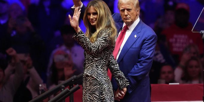 Melania Trump greift zum ersten Mal in den Wahlkampf zur Präsidentschaft 2024 ein. Sie unterstützt ihren Mann, Donald Trump, auf der Bühne mit einer Liebes-Show. Melania Trump
