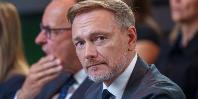 christian lindner schaut ernst