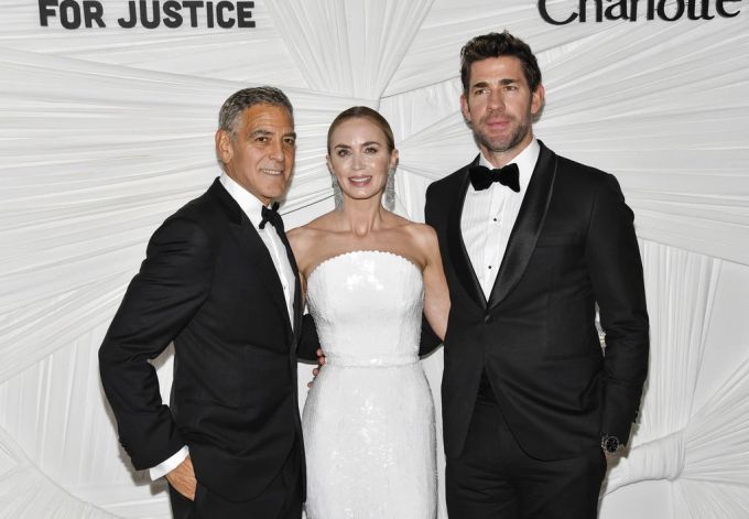 Emily Blunt mit ihrem Ehemann (rechts) und George Clooney – auch er konnte den Titel schon zweimal für sich beanspruchen. (Archivbild) Clooney blunt krasinski