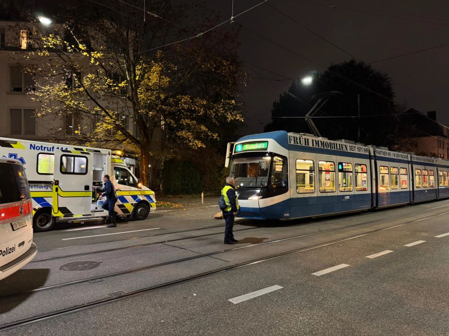 Ein Fussgänger wurde im Kreis 7 von einem Tram erfasst.