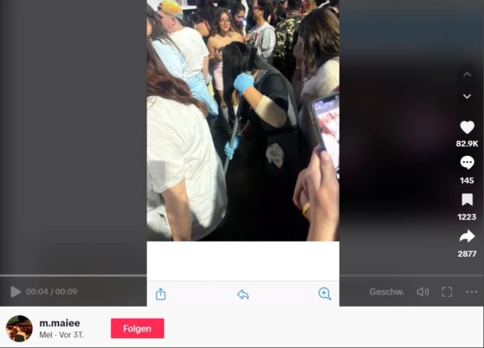 Eine Mitarbeiterin wischt den Urin auf, nachdem ein Fan bei einem Konzert von Sabrina Carpenter mitten vor die Bühne gepinkelt hatte. Konzert Carpenter