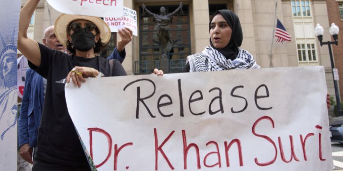 Amerikaner protestieren für die Freilassung von Badar Khan Suri. Badar Khan Suri