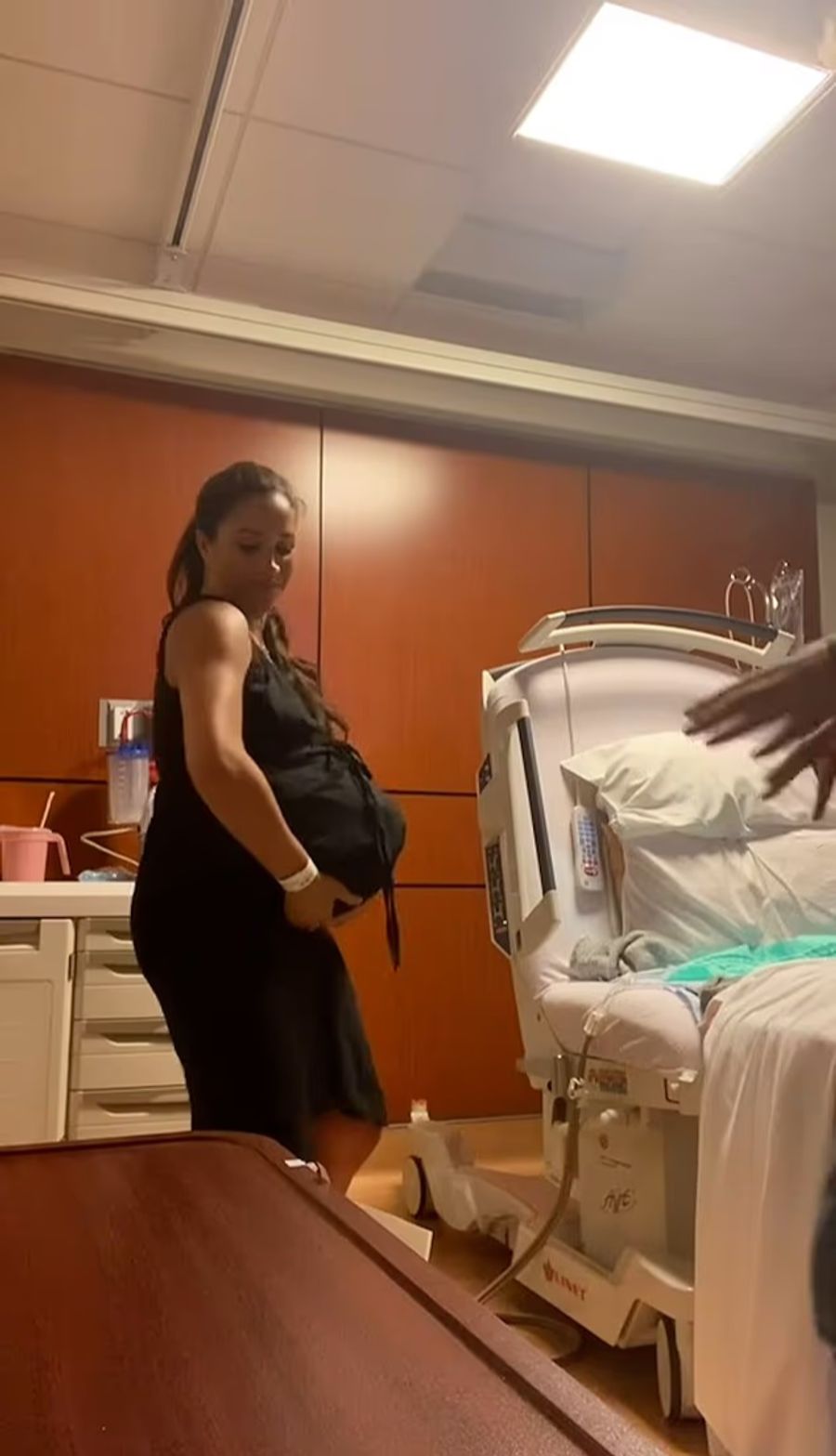 Meghan Markle hat ein peinliches Video gepostet, in dem sie und Prinz Harry vor Lilibets Geburt in einem Spitalzzimmer tanzen.