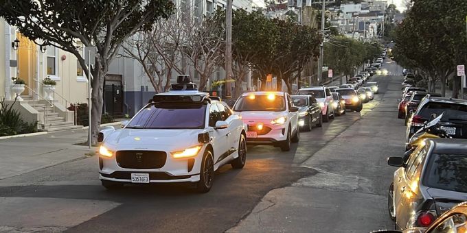 Waymo kutschiert mit seinen Robotaxis Fahrgäste durch Austin und San Francisco. Es sollen mehr als 2000 weitere Elektrofahrzeuge zu selbstfahrenden Autos umgebaut werden. (Archivbild) waymo