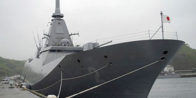Fregatte «Mogami» an einem Hafen.