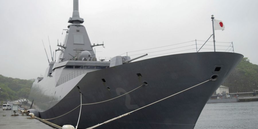 Fregatte «Mogami» an einem Hafen.