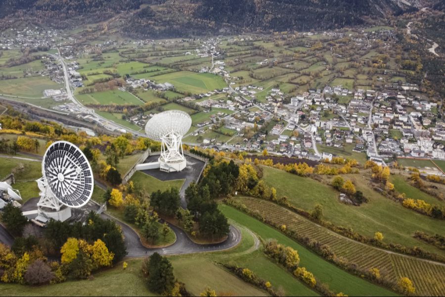 Oberhalb von Leuk sollen neben den bereits bestehenden Satelliten 40 Starlink-Antennen aufgestellt werden.