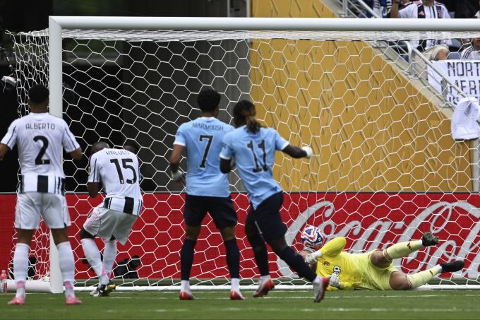 Pierre Kalulu unterläuft gegen Manchester City ein Eigentor. Klub-WM