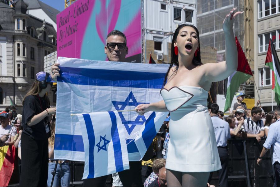 Dabei soll es auch zu einer Drohgeste gegen die israelische Delegation um Yuval Raphael gekommen sein.