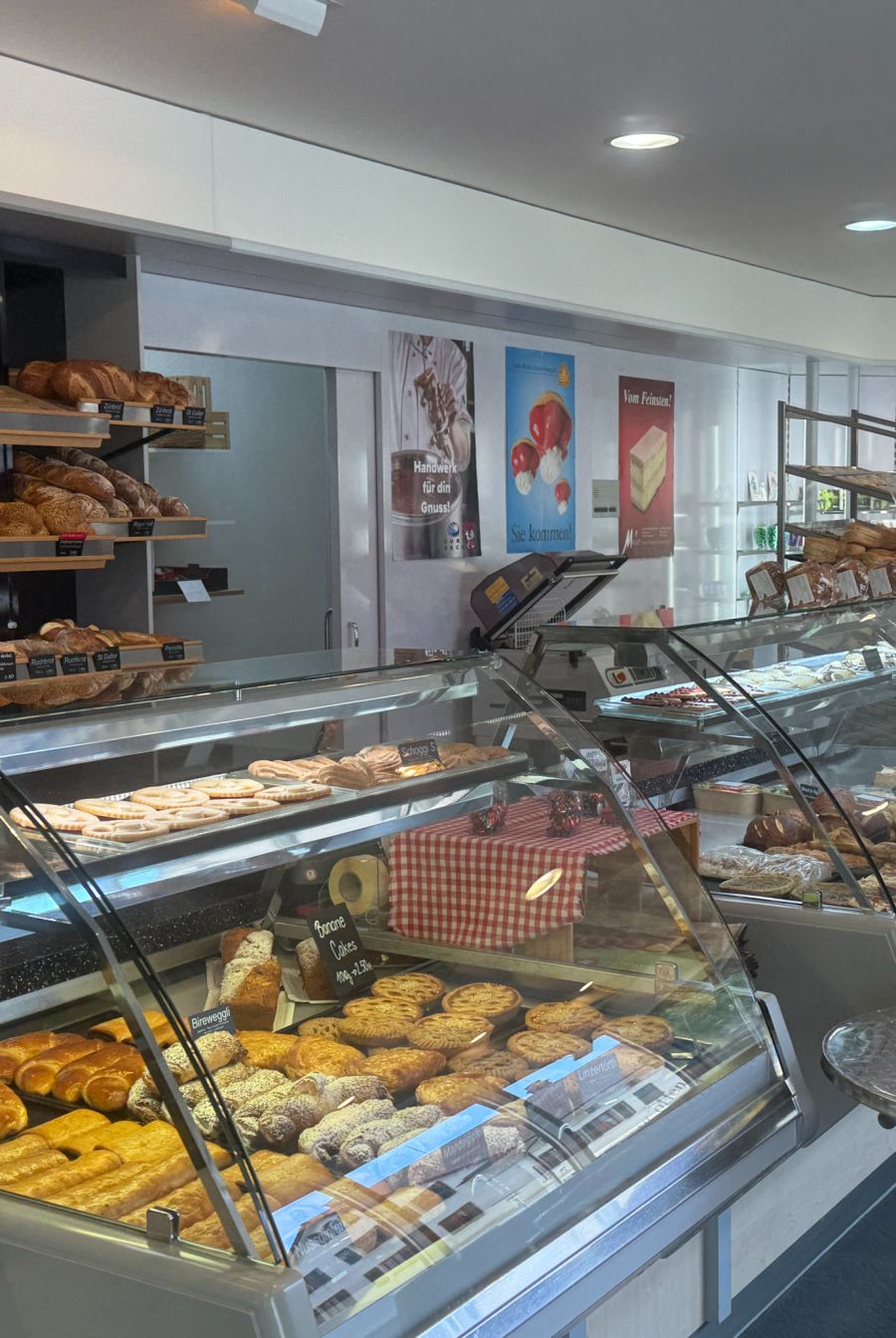 Am Sonntag stehen in der Bäckerei-Konditorei-Confiserie Meier in Wiesendangen ZH oft Studentinnen hinter der Theke. Bei den Gelnägeln drückt die Bäckerei dann ein Auge zu.