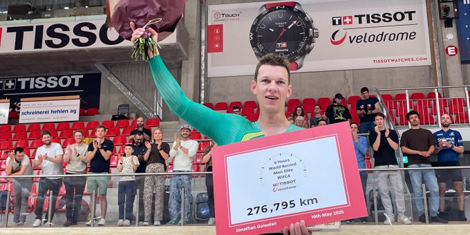 Jonathan Guisolan freut sich über seinen vierfachen Weltrekord. Bastien Gallay