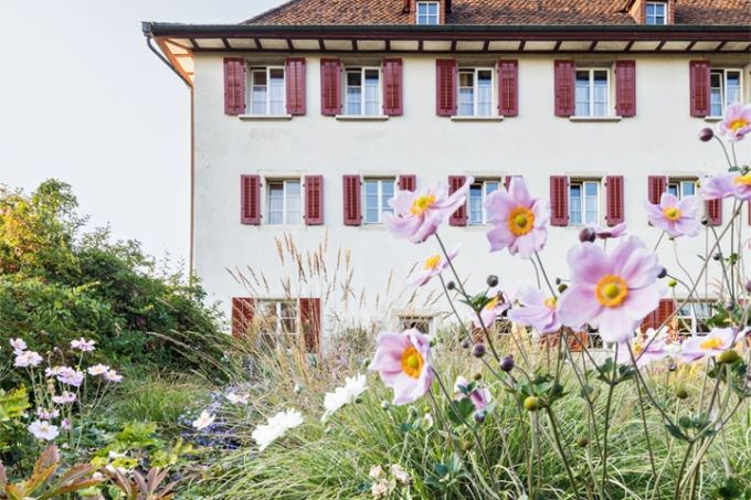 Im Kloster Dornach tummeln sich heute im Klostergarten, im Refektorium, in der Bibliothek oder im Gewölbekeller Hotel-, Restaurant- sowie Event- und Seminargäste. Kloster Dornach Hotel