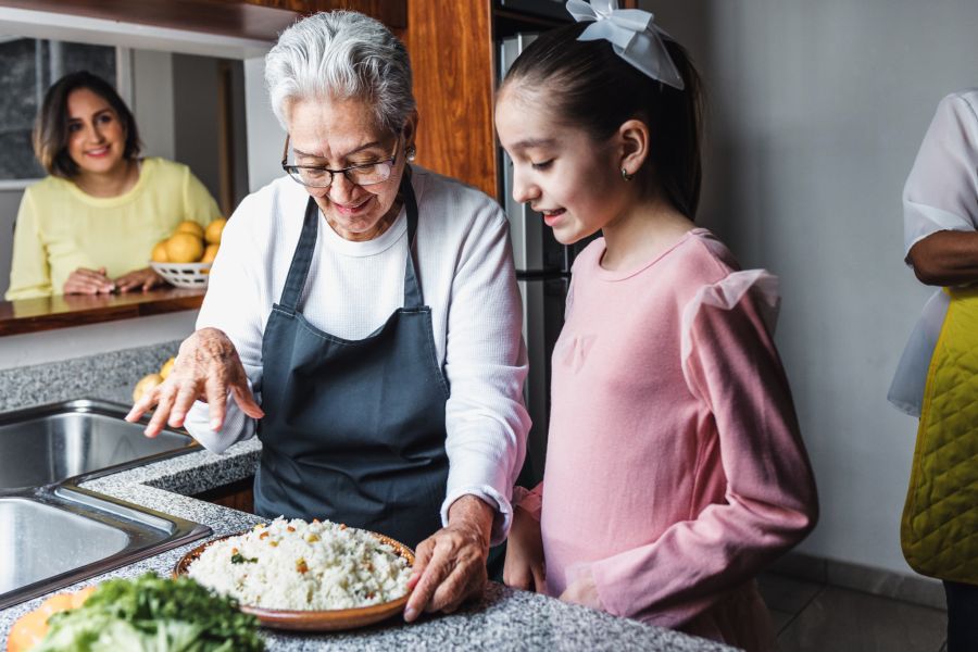 familie kocht zusammen