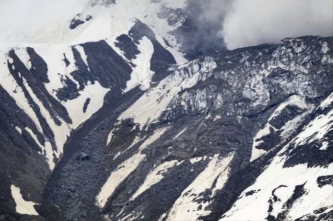 Steine eines Felssturzes vom Kleinen Nesthorn stürzen auf den Birchgletscher im Lötschental, aufgenommen am Mittwoch, 21. Mai 2025. Switzerland Rockslide