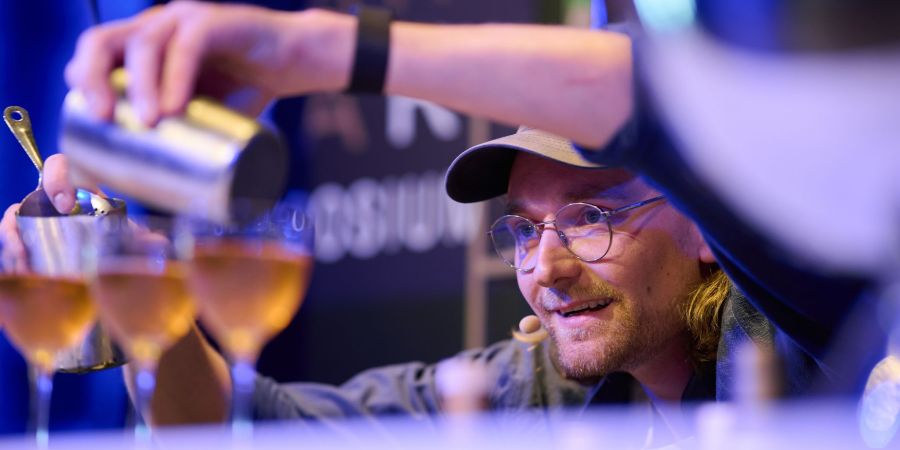 Wladimir Reichert von der erst kürzlich eröffneten Bar «Studio» in Zürich mixt seinen Gewinner-Cocktail «Unruh».