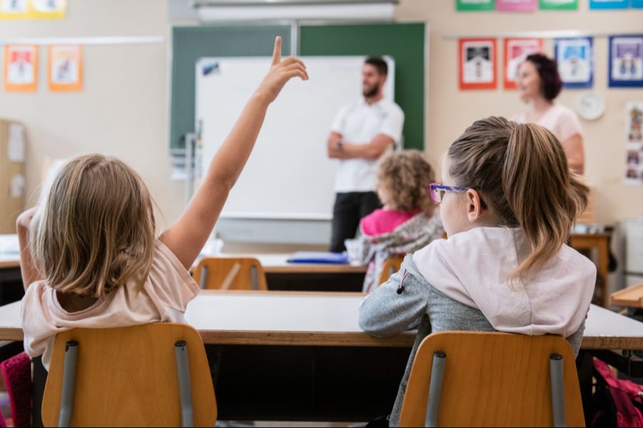 Unter der Hitze leiden die Lehrpersonen sowie die Schulkinder. (Symbolbild)